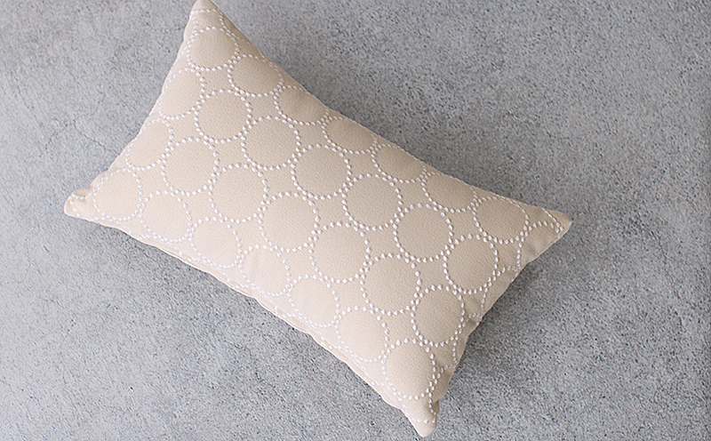 ミニクッション 長方形 タンバリン生地 エクリュ 約42×26cm ミナペルホネン 秋山木工 秋山木工株式会社 国産 静岡県 藤枝市