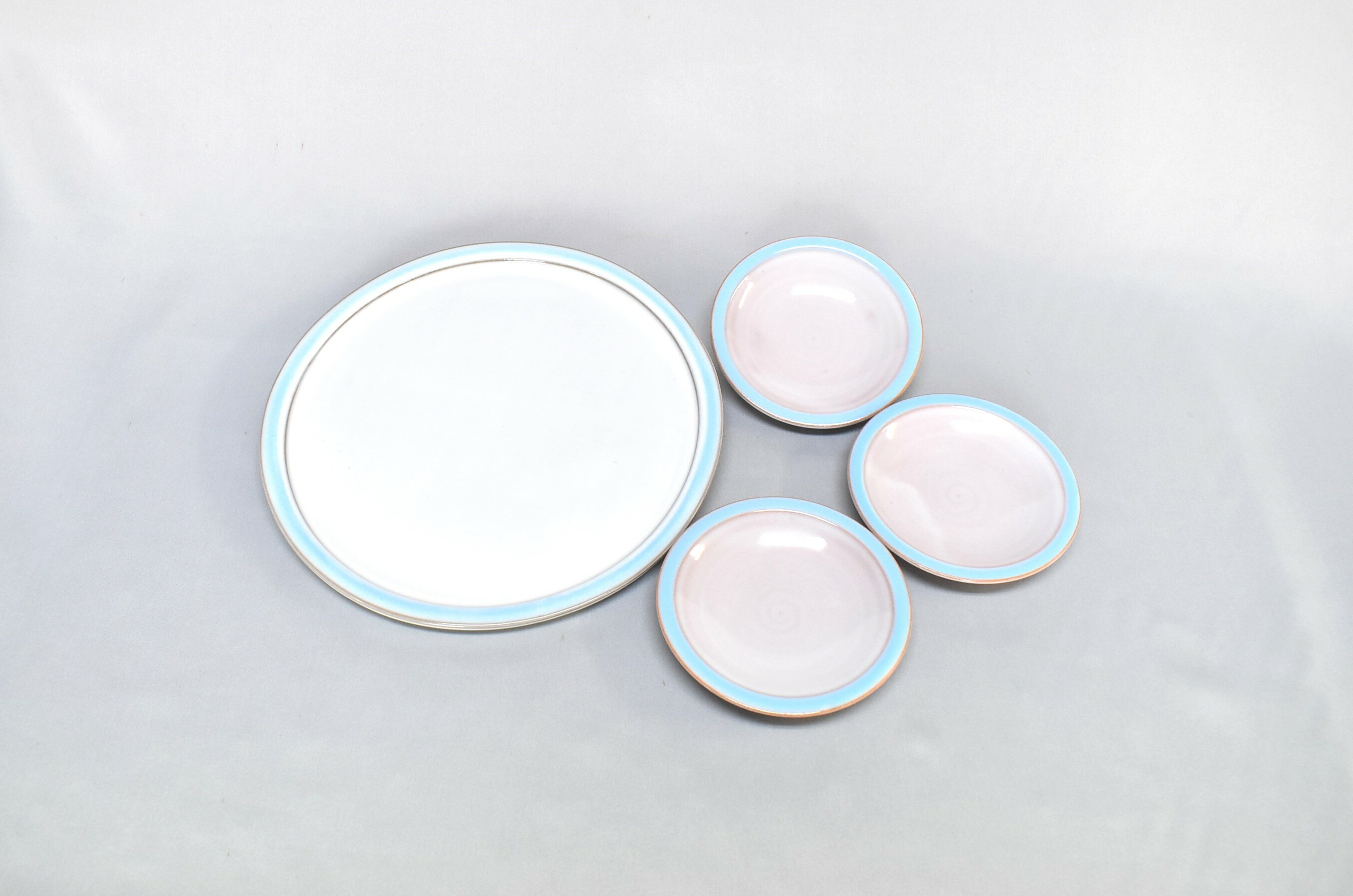 【ふるさと納税】萩焼 スカイブループレート皿宴の器揃い 大皿1枚 小皿3枚 セット 和食器 おしゃれ 陶器 お洒落 食器 おしゃれ食器 和風食器 ギフト 人気 モダン 和モダン かわいい 可愛い 山口県 萩市 日本製 贈り物 プレゼント お祝い 結婚祝い 高級感 上品 引き出物