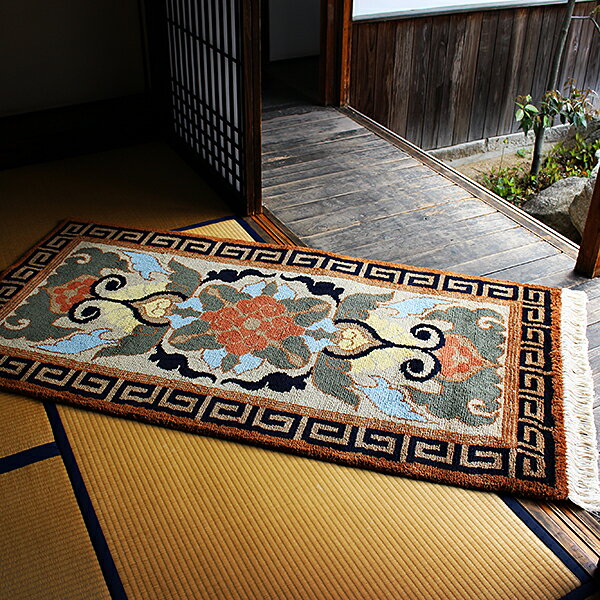 【ふるさと納税】鍋島緞通【手織り】95×191cm 蟹牡丹文縁二重雷文淡黄：D253-017