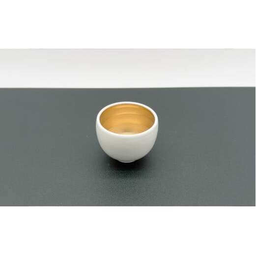 有田焼 輝くシリーズ スタイリッシュ！ ぐい呑み ペアセット ゴールド&プラチナ【上福窯】食器 器 うつわ 和モダン 酒器 ぐいのみ おちょこ ペア 2個 セット 35000円 A35-687_イメー