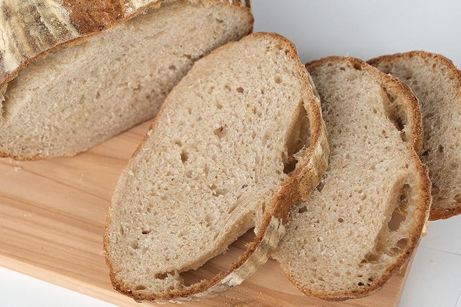 フランス語で田舎を意味するカンパーニュは、フランスパンの一種で、ずっしりした食べごたえが特徴です。 