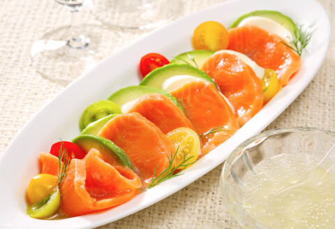 ＜12月14日決済分まで年内配送＞お刺身用トラウトサーモン2.4kg B-09111