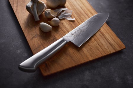 【濃州正宗作　オールステンレスダマスカス三徳包丁】　継ぎ目のない一体構造。70年以上の歴史ある工場がつくる本格派のダマスカス包丁  H17-14  