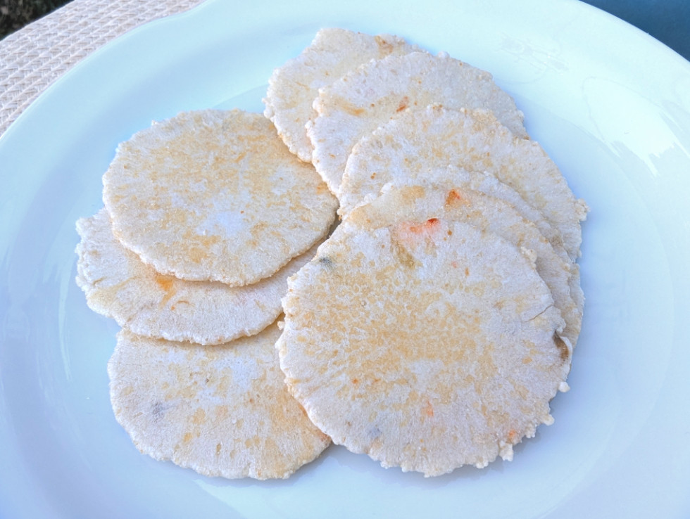 牡蠣の風味が楽しめる海鮮せんべいです