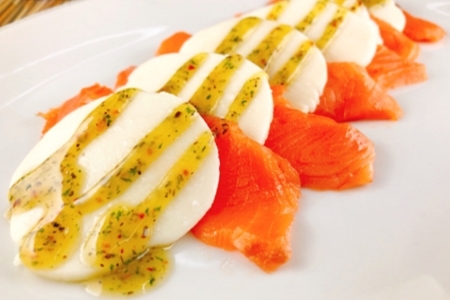 スモークサーモンカプレーゼ24～36P(計4.5kg)(小分け真空) E-09005