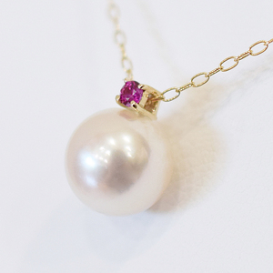S101-519_あこや真珠 ペンダント ネックレス 8mm - 8.5mm 天草 熊本 ホワイトピンク 誕生石 7月 ルビー 半貴石 本真珠 K18