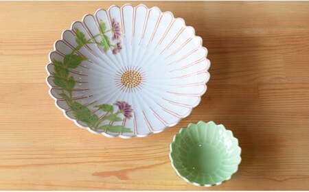 花添え菊盛り皿と若緑色小皿セット お正月などハレの日も活躍！ 有田焼 幸楽窯 | 25000円 2.5万円 2万5千円 | cp008
