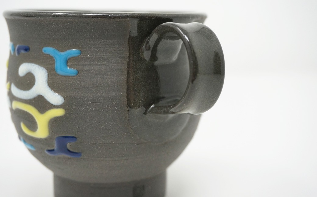 風神窯 - 黒泥釉盛上アイヌ紋マグカップ2つセット