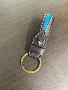 a30-252　マグロ 革 を使った キーホルダー