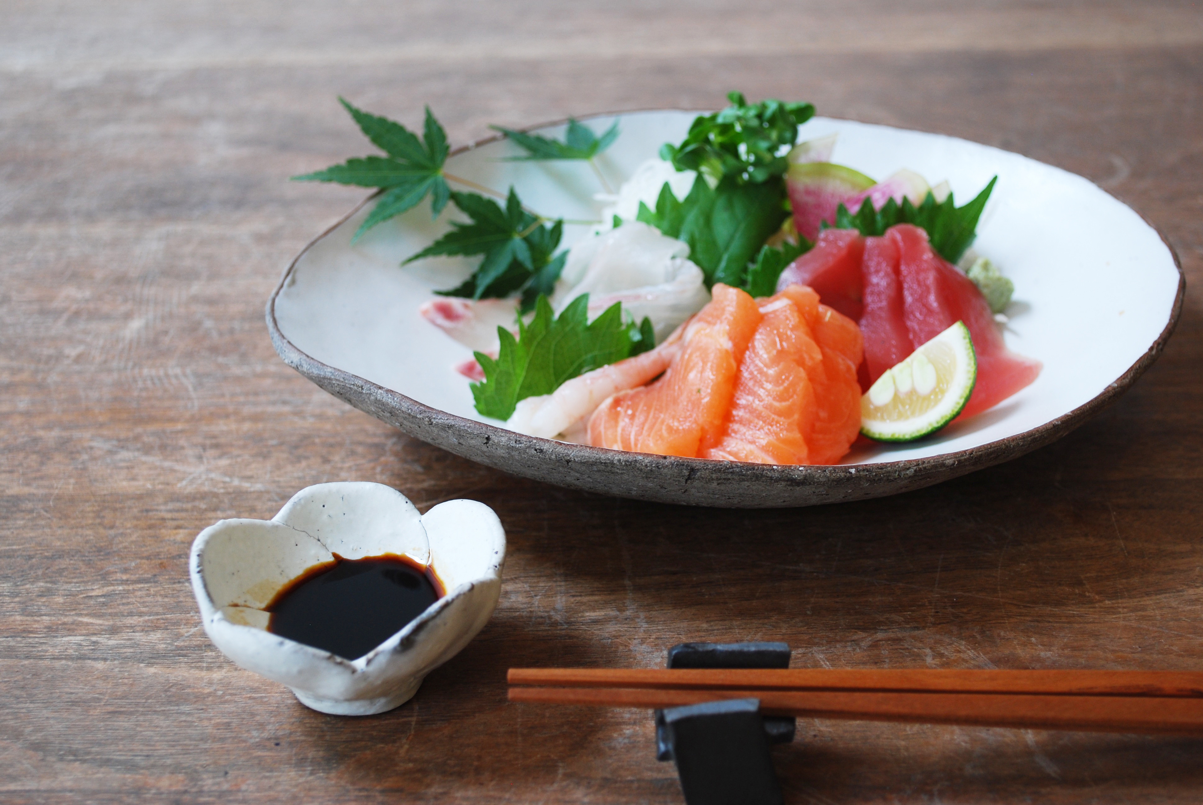 黒大豆醤油は、ジャンル問わず幅広いお料理にお使いいただけます。お刺身、牛肉のステーキなどにも黒大豆のコクがマッチします。