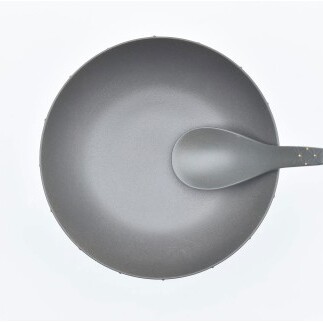 有田焼 究極のラーメン鉢ペア（レンゲ付）七宝繋ぎ【まるぶん】食器 器 うつわ 磁器 陶磁器 麺鉢 ラーメン鉢 丼 丼ぶり どんぶり ペア セット モノトーン シンプル おしゃれ A70-193_イメー