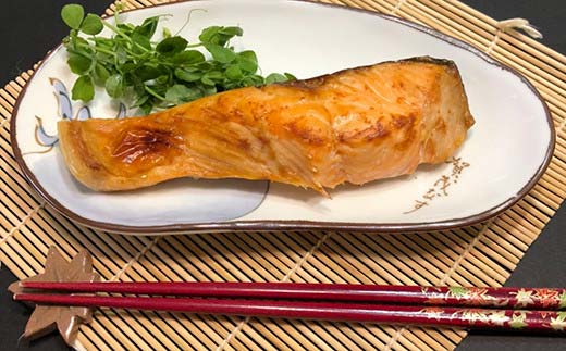 【新物】釧路産定置網活じめ時知らず1本（切身） 鮭 トキシラズ 切身 活じめ 釧路 海産物 F4F-8841