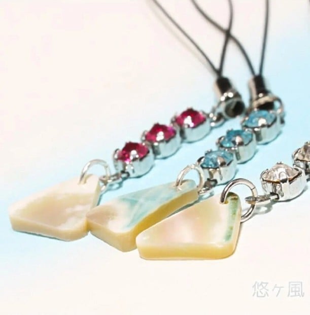 
                  【カラー選択可】悠ヶ風の夜光貝＜3連ラインストーンストラップ＞
                