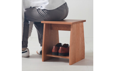 座面の下にモノが置けるシェルフスツール チェリー無垢材 ベンチの他に花台やステップ、ベッドサイドテーブルとしても使えます