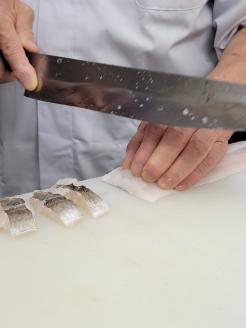 京名物 鱧おとし 30切れ 酢みそ・梅肉付（湯引き鱧）3～4人前＜丹波四季菜料理 宮本屋＞｜京都 鱧 ハモ はも 期間限定 丹波 国産 天然 切り身 ※2026年7月～発送