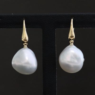 ふるさと納税 山梨市 K18白蝶真珠バロックフックピアス【13mm】 |  | 01