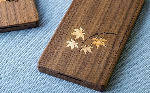 木象嵌 スタンドミラー紅葉（もみじ） 木製 木工品 ウォールナット 無垢材 折り畳み 手鏡 桜 紅葉 手作り 贈り物 ギフト 岩手県 北上市 夢工房 （E0300-02） ） かわいい インテリア 工芸品 鏡 ナチュラル 木製 お祝い 喜寿 長寿 敬老の日 母の日 父の日 バレンタイン ホワイトデー 記念日