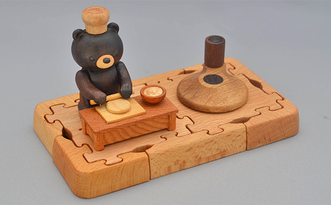 
クマさんの精密木製玩具（生地伸ばし-枠付きセット）　小熊（こぐま）の木製おもちゃ　トレー　自動人形　かわいいドールハウス　楽しい不思議な木製歯車　精密木工
