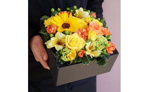 ちょっぴり可愛い BOXフラワー 1個 ボックスフラワー フラワーボックス 花 生花 フラワーアレンジメント ギフト プレゼント 贈り物 お祝い 記念日 誕生日 母の日 敬老の日 インテリア 雑貨 飾り おしゃれ 華やか かわいい 季節の花 岩手県 盛岡市 東北 岩手 盛岡 有限会社田村フローリスト