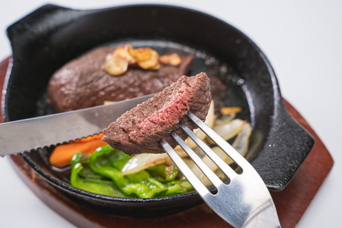 よりワイルドな肉肉しさを求めるなら鹿肉ステーキもおすすめです。