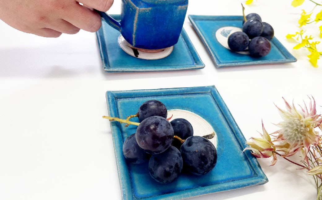 返礼品以外は付属しません。
写真のぶどうは1房を半分に分けたサイズです。