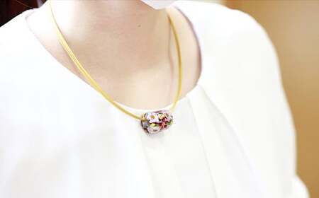 【 南部花とんぼ玉 】ネックレス（ 赤花×白花 ） ／ とんぼ玉 ガラス細工 アクセサリー 帯留め 根付 オンリーワン ネックレス