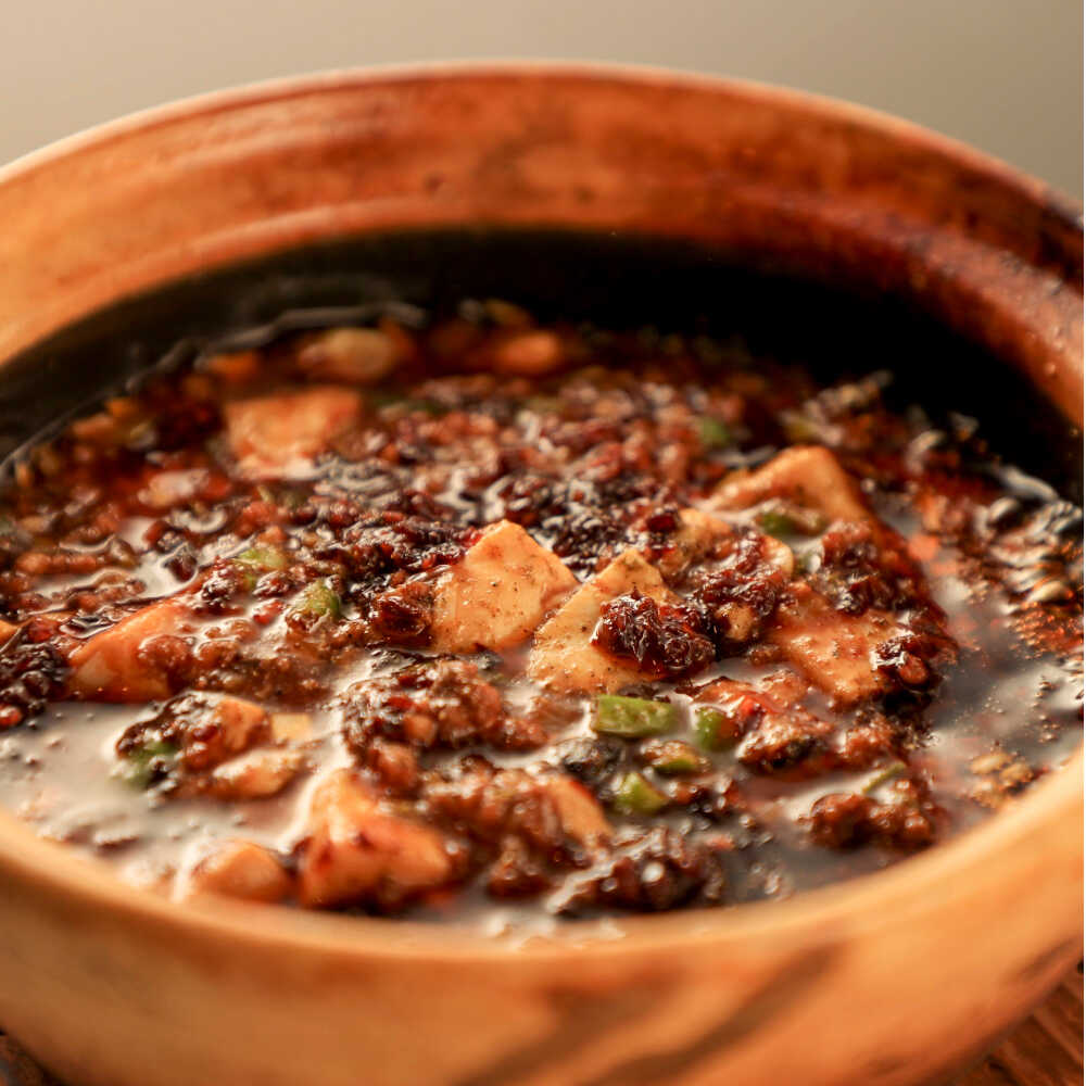 【ふるさと納税】中華料理 ＼TVでも紹介／2種の花椒が香る麻婆豆腐 中華料理 惣菜 中華惣菜 冷凍食品 冷凍 おかず おつまみ 酒の肴 晩酌 ご飯のお供 旨辛 辛口 本格的 マーボー豆腐 スパイス 香辛料 山椒 名店 行列 ギフト 人気 岐阜市 / ロータスダイニング[ANGL001]