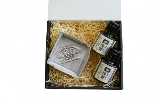 【老舗コトヨ醤油】 醤油皿＆燻製醤油50ml×2本 セット 醤油 しょうゆ 安田瓦 箸置き 贈答 調味料 1C21012