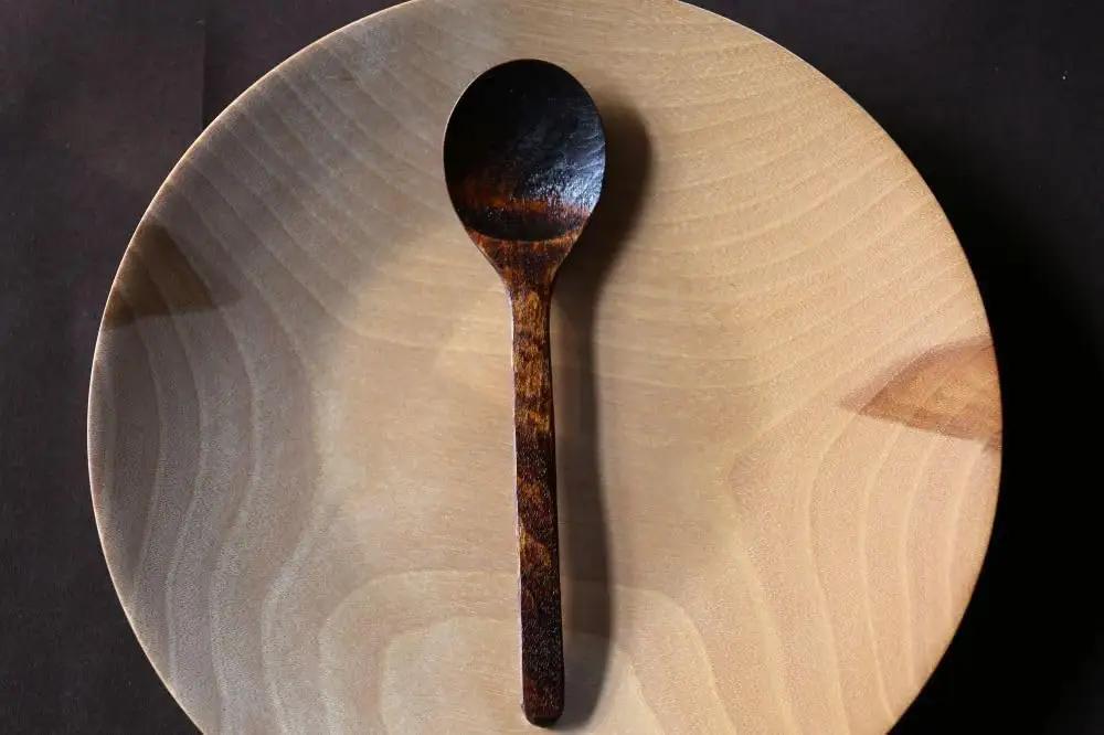 漆を使った手彫りの丸スプーン 1本【受注生産】【WOOD IKOR】 スプーン 漆 木製 カトラリー 日用品 雑貨 食器 北海道 [AXBI001]
