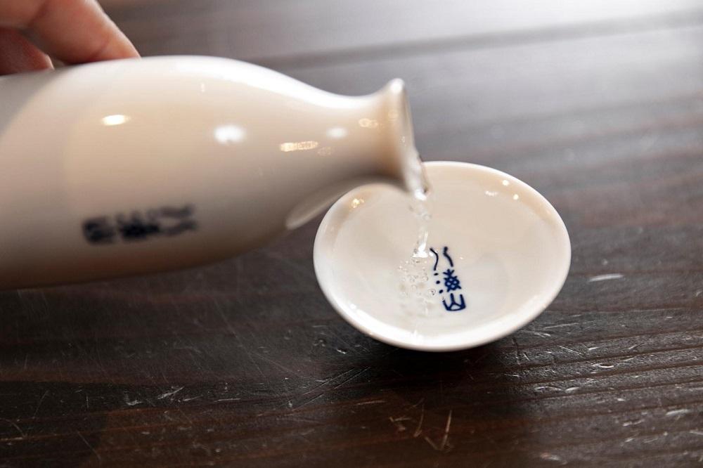 【魚沼地域限定】純米酒 八海山「魚沼で候」1800ml×1本