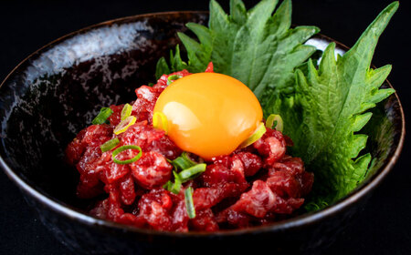 【全12回定期便】赤身馬刺し・馬肉さくらユッケ セット 赤身馬刺し 約100g×2パック 馬肉さくらユッケ 約50g×3パック 計350g 赤身馬刺し 熊本県 ユッケ [AYBV026]