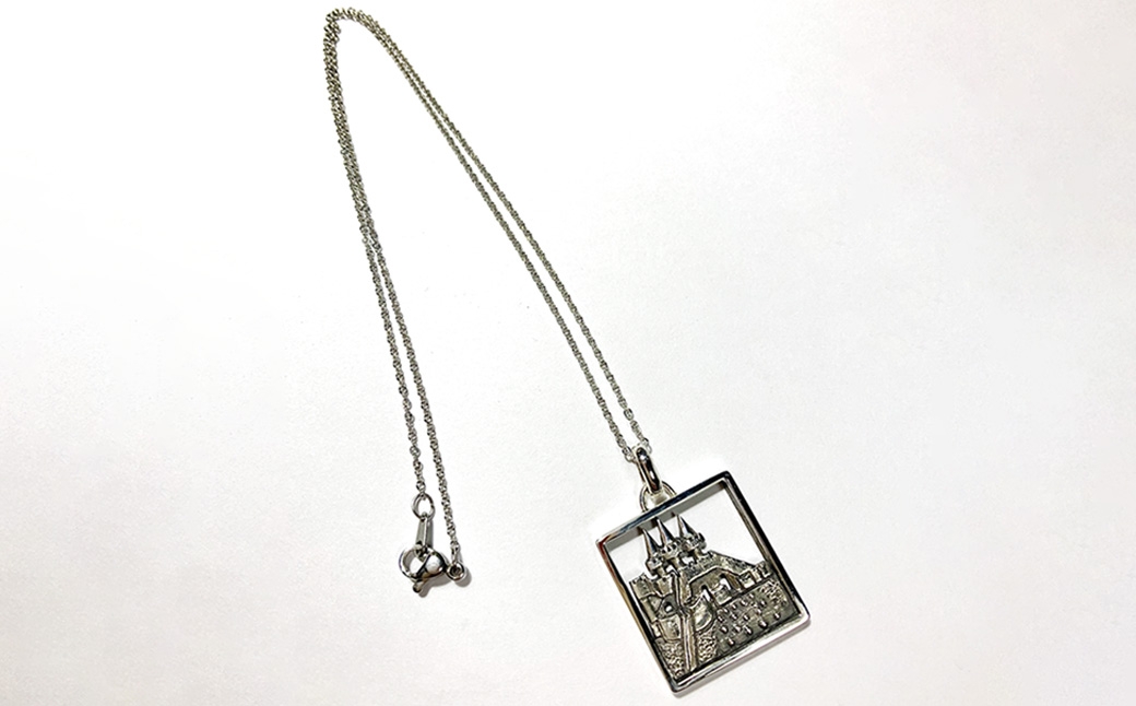 
                  飛鳥山公園 50年の歴史を持つお城のすべり台のシルバーペンダント ／ レリーフ サージカルステンレス 経年変化 シルバーペンダント シルバー ペンダント アクセサリー チェーン 銀製 銀 思い出 メモリアル アイテム 王子
                