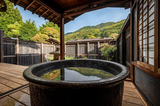 それぞれの客室には趣のあるお風呂がついており、ゆったりと疲れを癒してくれます。