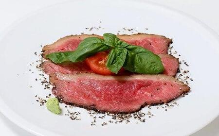 職人が焼き上げた 炭火焼 ローストビーフ 500g (独自の直火焼き製法 ローストビーフ 牛肉 ローストビーフ ブロック ローストビーフ 肉 ローストビーフ ソース付き ローストビーフ 500g ロー