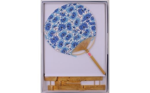 日永うちわ　香る（中）　両用うちわ立て付　Ｃ　型染　水色
