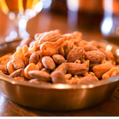 ふるさと納税 厚岸町 スモークナッツ 食べ比べ プレーン 牡蠣塩味 100g×各1パック 木こりの燻製屋 |  | 01