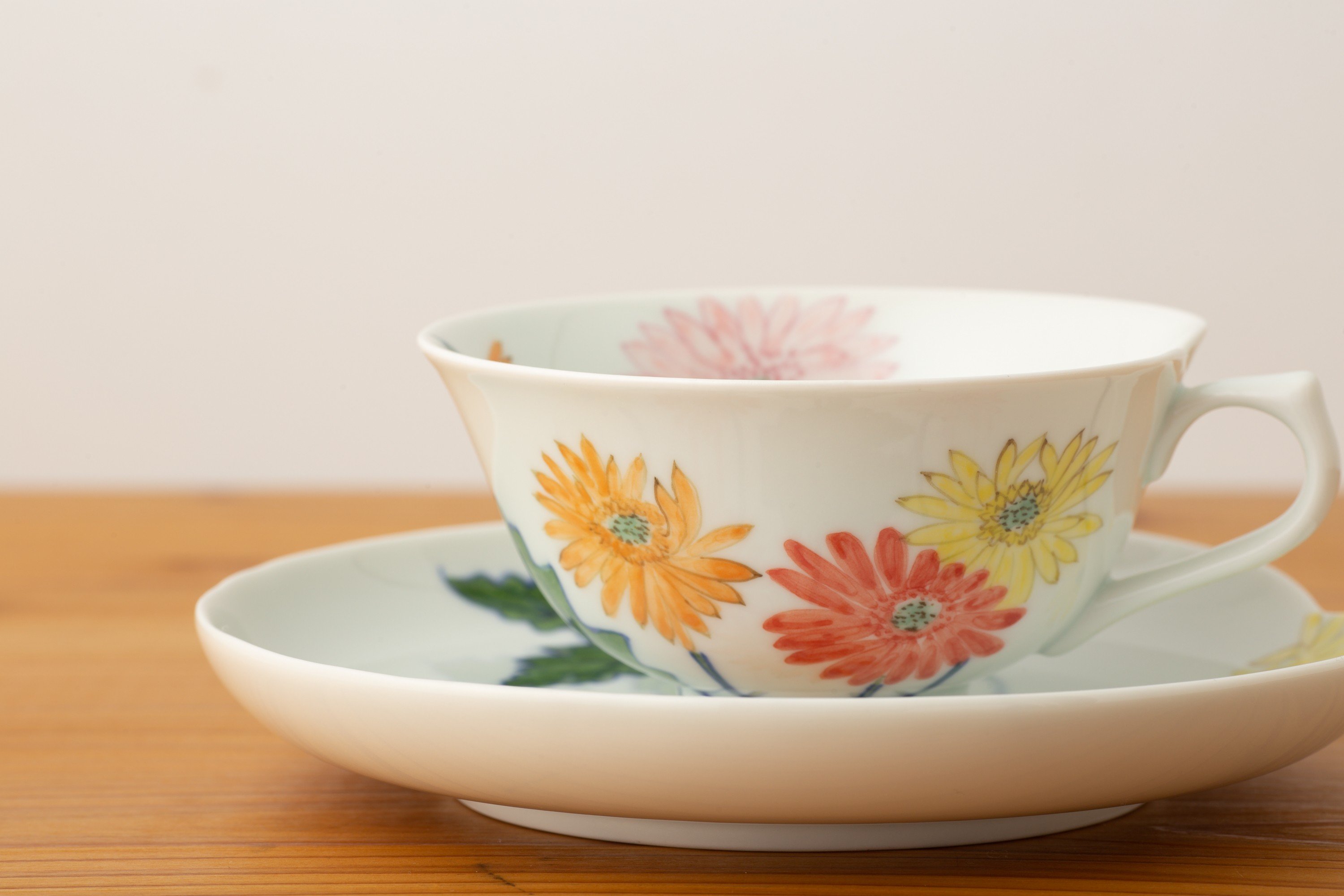 
                  有田焼 ガーベラ ティーカップ＆ソーサー 田清窯〈伝統工芸士・松尾 せつ子〉 中山陶和堂
                