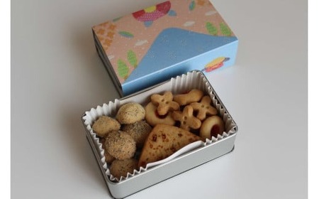 「まんで缶゛」セット（三木町をテーマにしたクッキー缶と塩キャラメルプレッツェルのセット）_mk003-008