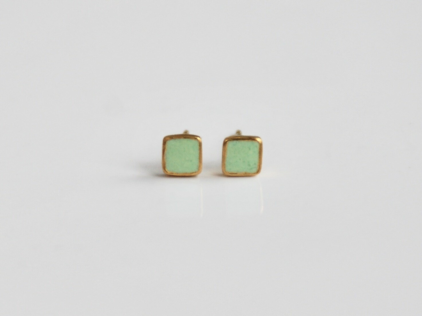 【ふるさと納税】 Point pierce mint green (七宝ピアス・ミントグリーン) Kenichi Kondo | 埼玉県 北本市 七宝 七宝焼き ピアス ハンドメイド ゴールド ジュエリー 両耳用 一粒 装飾 ギフト 作品 手づくり プレゼント