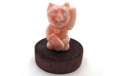 ピンク珊瑚の置物 招き猫・左手（fko-11B）