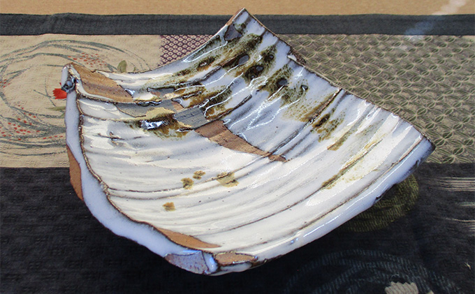 
            足付四方皿　｜HG000714
          