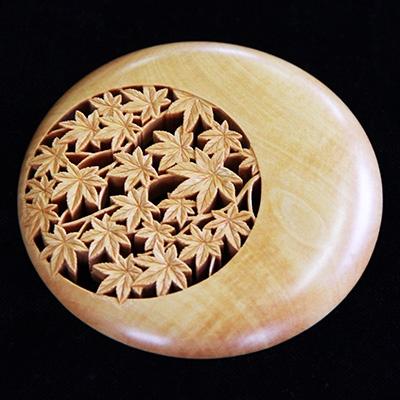 ふるさと納税 日出町 つげ細工 ブローチ(月にもみじ)　約8cm
