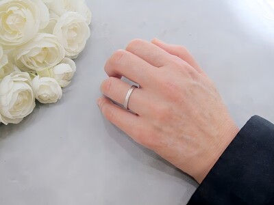 マット仕上げの中にキラリと光るラインがかっこいいプラチナメンズリング　FRU207M