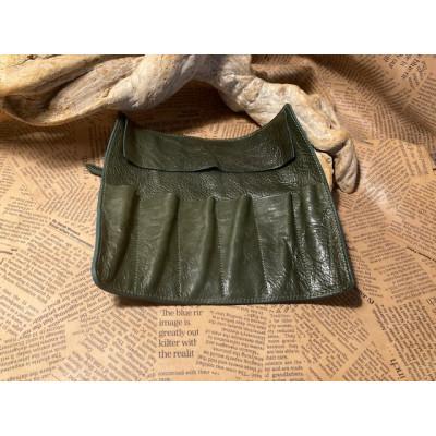 ふるさと納税 栗東市 蹄鉄バックルロールペンケース(グリーン) |  | 01