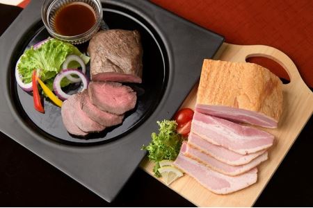 高評価5.0 北海道 ローストビーフ＆ベーコン10点 ハム ベーコン 詰め合わせ 1925g 国産ハム 国産ベーコン 詰合せ ローストビーフ ソーセージ ウインナー ハム