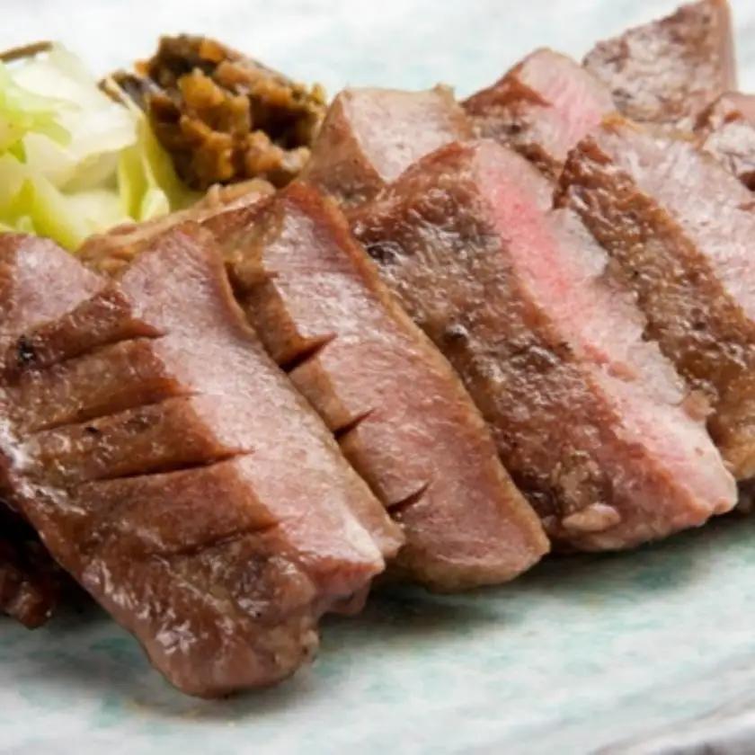 ＜定期便＞厚切り牛タン焼肉（胡麻風味）【定期便3ヶ月】牛たん タン肉 厚切り 胡麻油 ごま油 ゴマ油 焼肉 焼き肉 切り落とし カット済み お取り寄せ タン先 タン中 タン元 簡単料理 キャンプ 人気