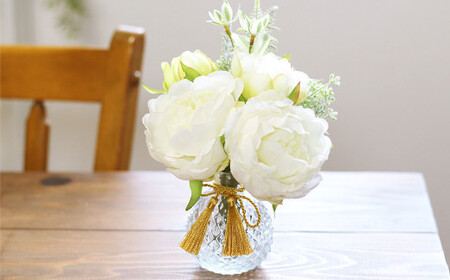 水換え不要!!芍薬とグリーンの花瓶に入った花束：白【ハンドメイド アーティフィシャルフラワー 造花 芍薬 しゃくやく 花瓶 お花 花 岡山県 倉敷市 おすすめ 人気】