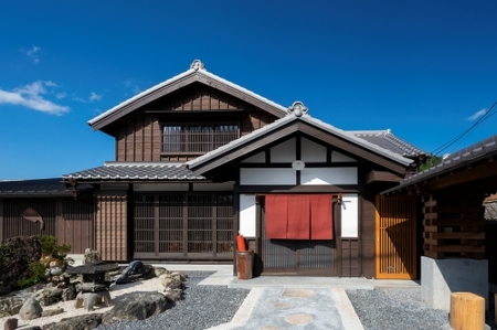 古民家宿 「春のや」 一棟貸 1組5名まで 宿泊券 ／ 山路工務店 古民家 リフォーム 薪ストーブ 素泊まり 旅行 家族旅行 チケット 体験 宿泊 旅行券 クーポン券 ホテル 旅館 民泊 ギフト 贈答用 三重県 大台町 (409)