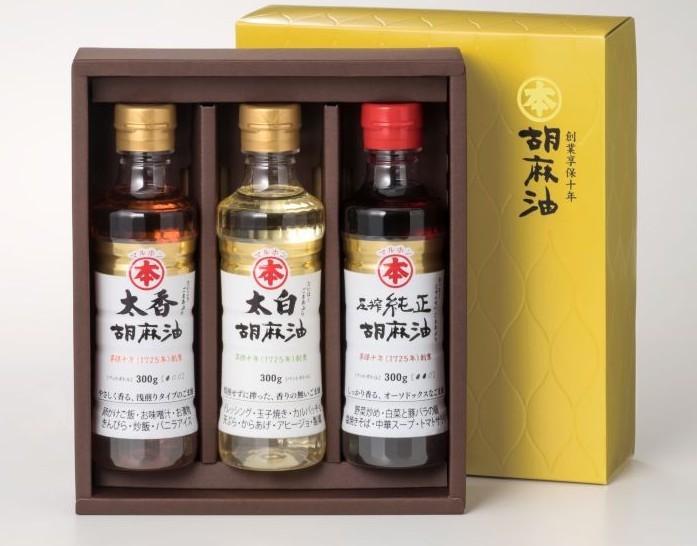 
                  【G0029】マルホン胡麻油３本セット(マルホン 胡麻油 昔ながら 圧搾製法 100％国内自社製造 こだわり 太白胡麻油 ごま 生のまま搾って コク すっきりとした後味 酸化に強く あっさり 素材の持ち味 万能オイル ドレッシング 太香胡麻油 和食 天ぷら 卵かけご飯 お味噌汁 お漬物 きんぴら 炒飯 バニラアイス 圧搾純正胡麻油 香り おいしい ごま油 厳選 焙煎 おすすめ 人気ギフト 包装)
                