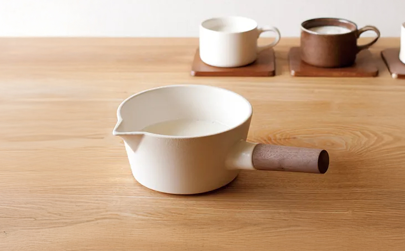 【萬古焼（ばんこやき）】コロンとかわいいフォルムで使い勝手の良いミルクパン 4th-market リコッタ　ミルクパン　蓋つき 白 1個【鍋、土鍋、煮物、スープ、万能、おしゃれ、かわいい、結婚祝、出産